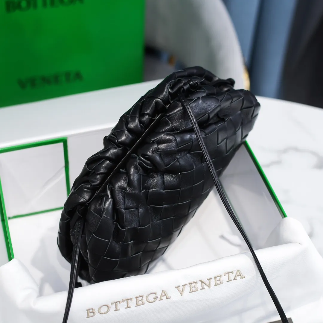 BV cloud bag is in stock, coarse weave, large plaid weave, the pouch cloud bag. Needless to say, this year's most popular bag is not without its reason. The minimalist and slightly wrinkled design is both advanced and a bit lazy. After the new designer came, he directly changed it to a large weave and became super young. It also has a touch of fashion. You must buy it. This year's must-have bag. Size: 22×12×7cm. Real shot ❤️